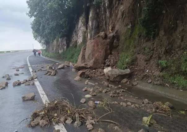 Deslave en Xonacatlán afecta carretera Toluca-Naucalpan