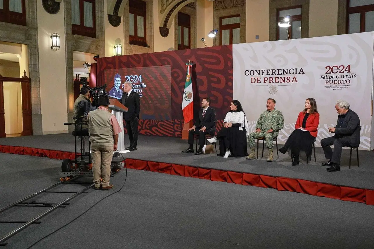 El presidente con distintas autoridades en la mañanera hablando sobre el Proyecto Chapultepec, Naturaleza y Cultura. Foto: Gobierno de México