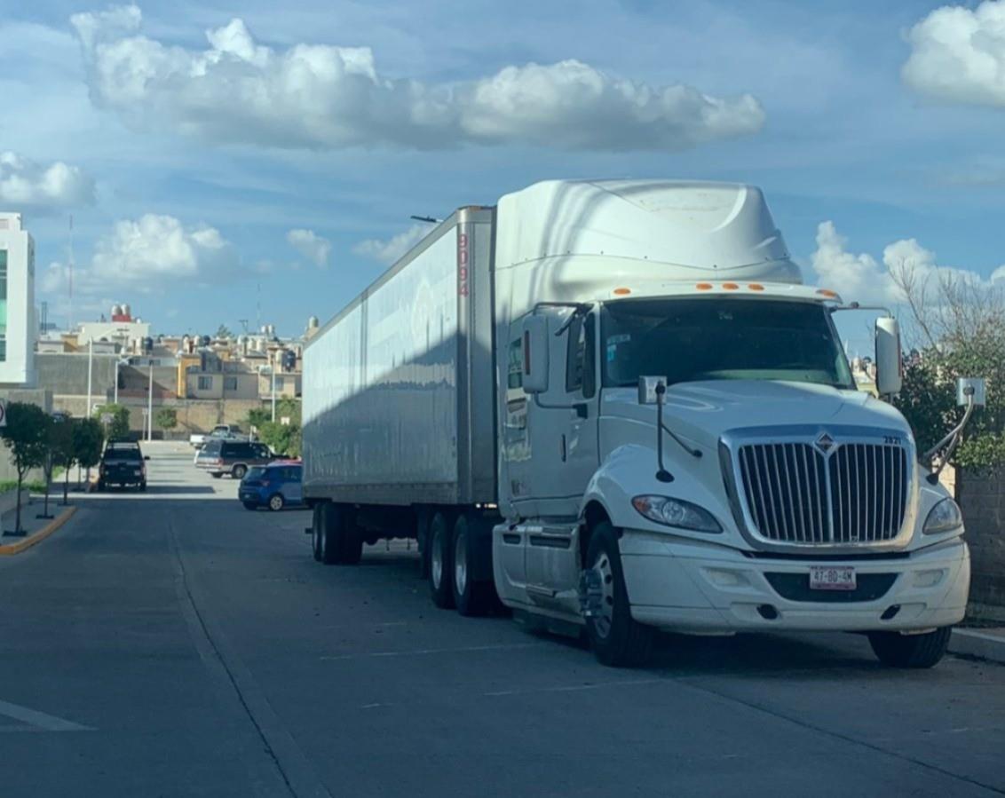 Uno de los camiones donde eran trasladados los 104 migrantes en Zacatecas. Foto: NTR Zacatecas.