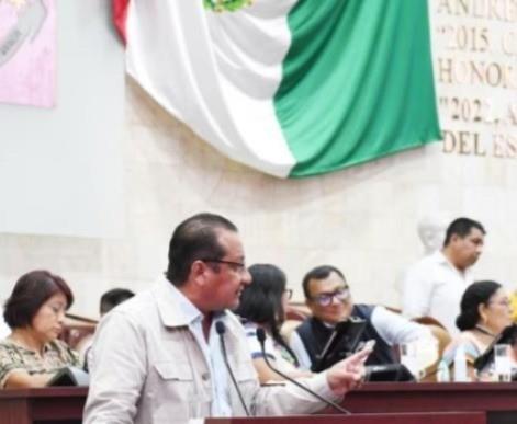 El legislador morenista en el pleno del Congreso de Oaxaca. Foto: Yahoo Noticias.