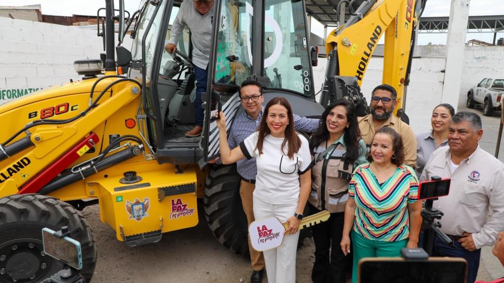 Milena Quiroga entrega retroexcavadora al Oomsapas