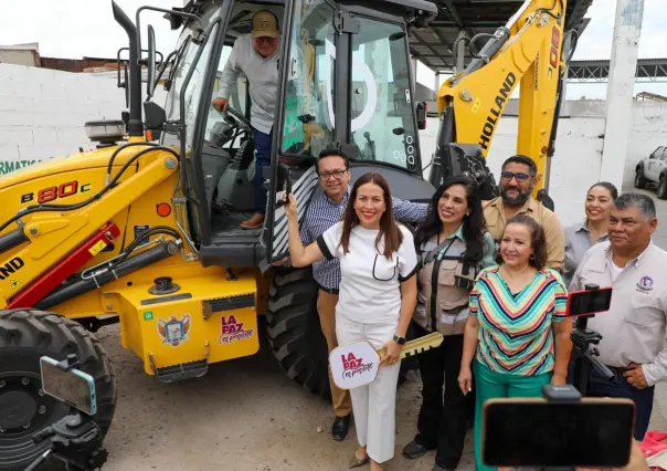 Milena Quiroga entrega retroexcavadora al Oomsapas