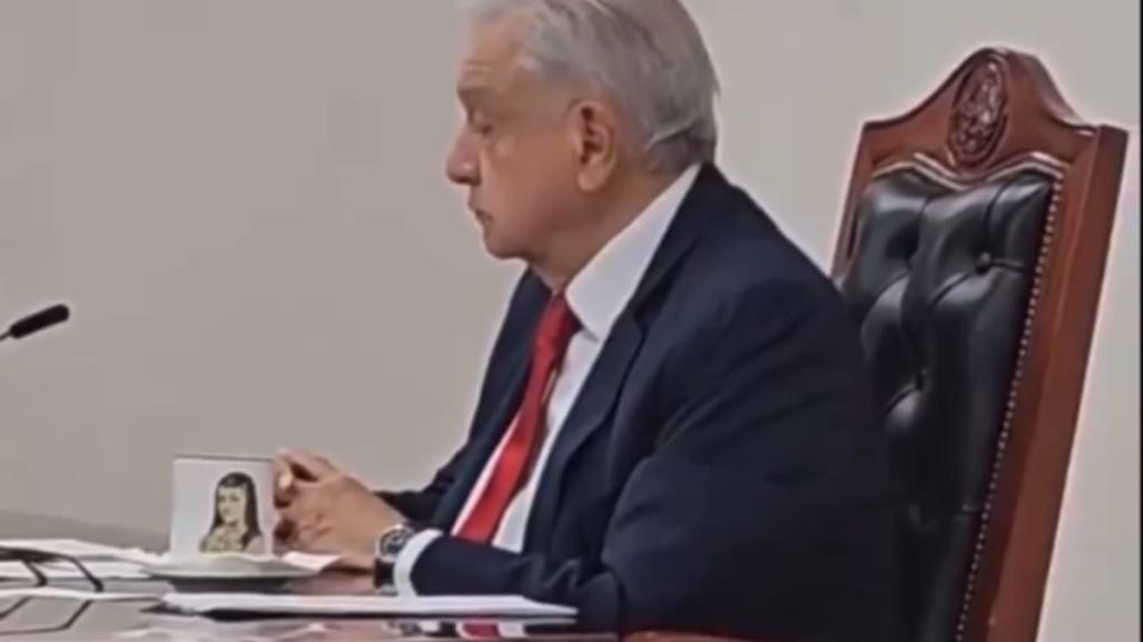 Captan a López Obrador durmiendo durante reunión de seguridad