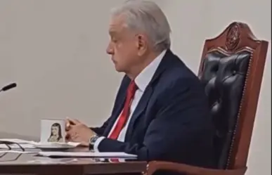 Captan a López Obrador durmiendo durante reunión de seguridad