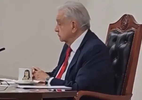 Captan a López Obrador durmiendo durante reunión de seguridad