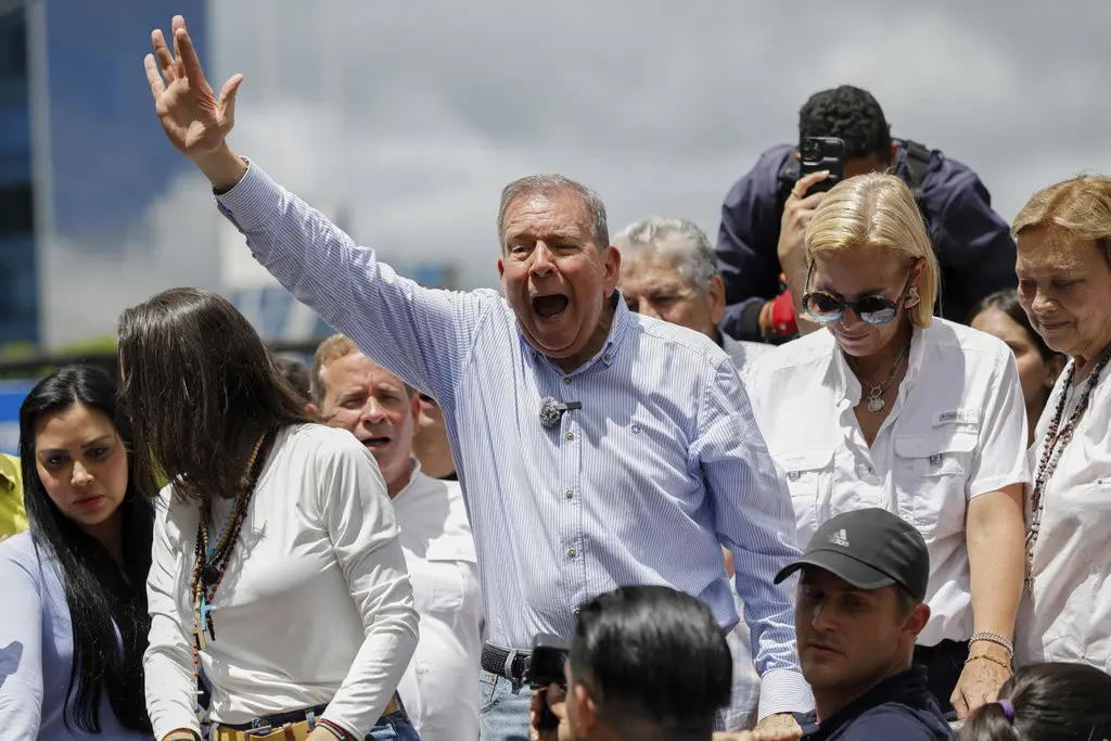 El candidato presidencial opositor Edmundo González encabeza una manifestación contra los resultados electorales oficiales. (AP Foto/Cristian Hernández