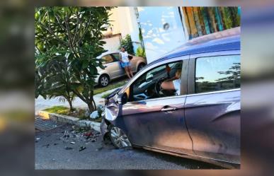 Mujer pierde el control de su vehículo por esquivar a un gato