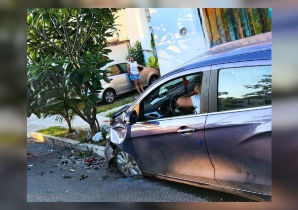 Mujer pierde el control de su vehículo por esquivar a un gato