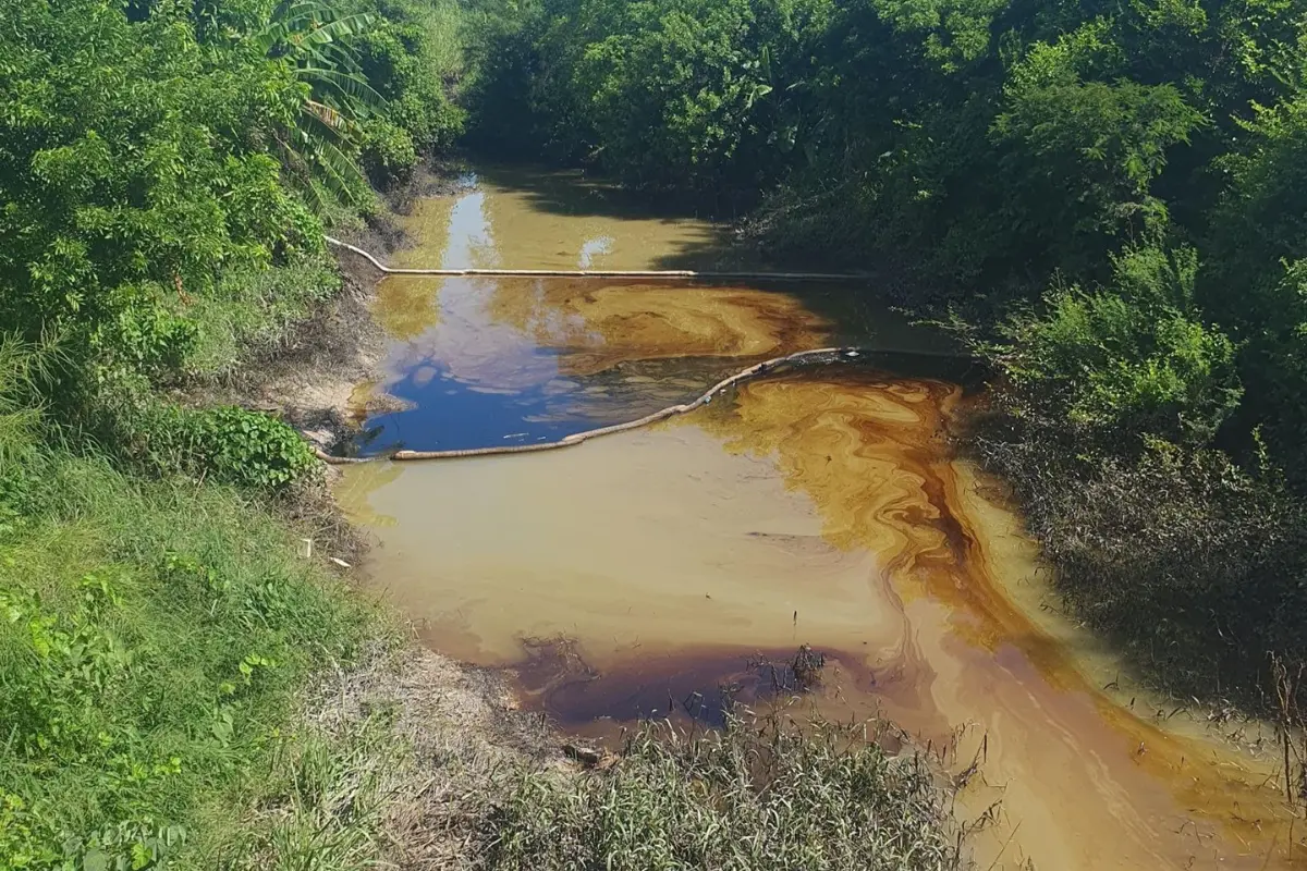 El derrame a alcanzado cuerpos de agua cercanos. Foto: Axel Hassel