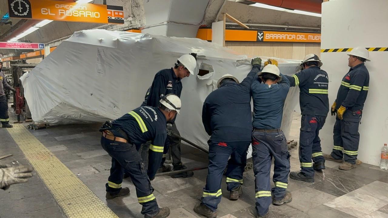 Personal de Instalaciones Electromecánicas en instalaciones del transporte. Foto: gobierno CDMX