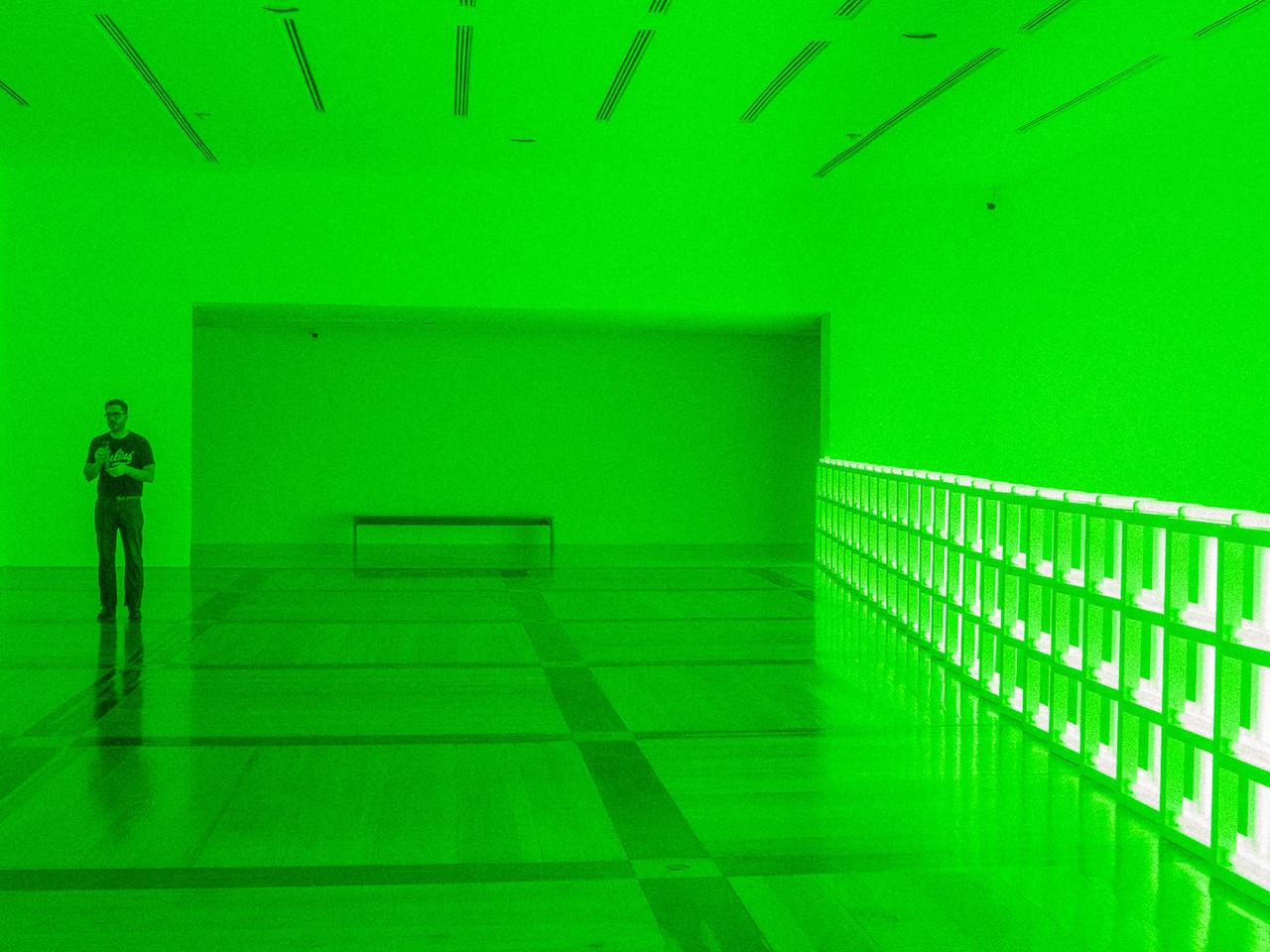 Dan Flavin es reconocido por su innovador uso de la luz fluorescente como material artístico. Foto: Alejandro Villaseñor.