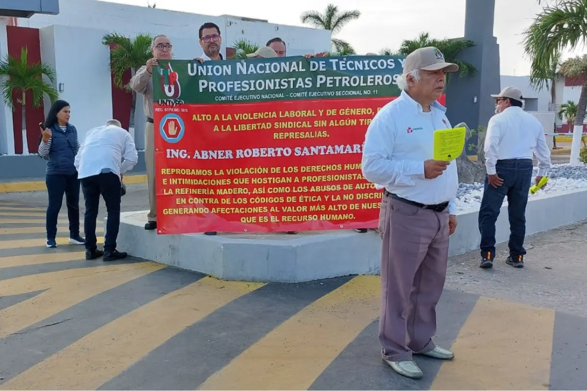 Trabajadores de la Unión Nacional de Técnicos y Profesionistas Petroleros montaron protesta fuera de las instalaciones la Refinería Madero. Foto: Axel Hassel