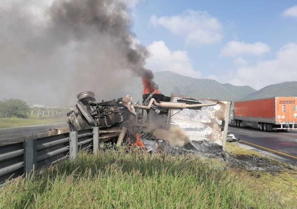 Cierran Carretera a Saltillo tras choque e incendio de tráiler