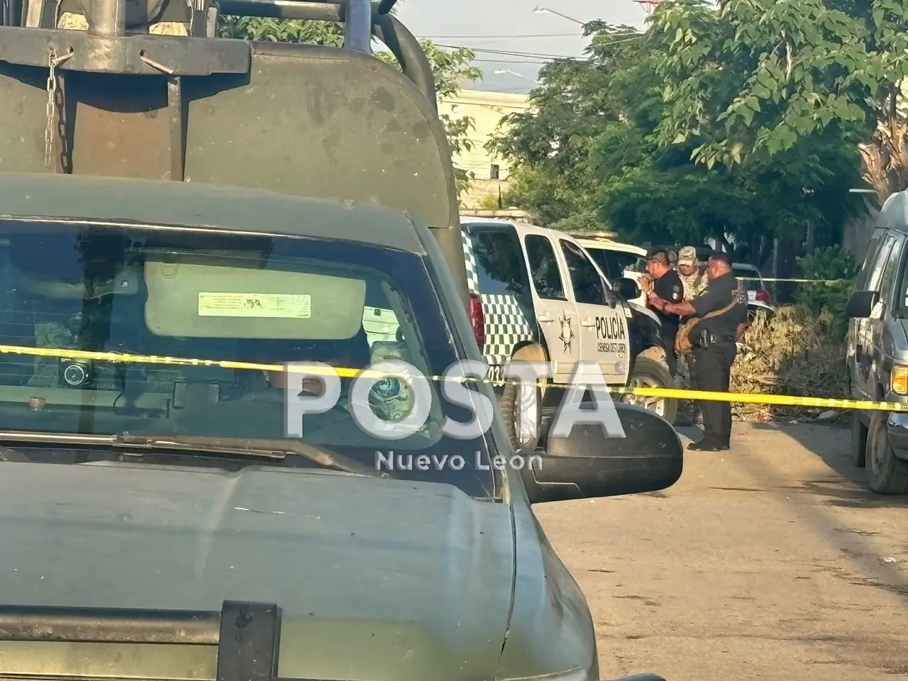 Elementos de la policía de Ciénega de Flores afuera del domicilio donde ocurrió la doble ejecución. Foto: Raymundo Elizalde.