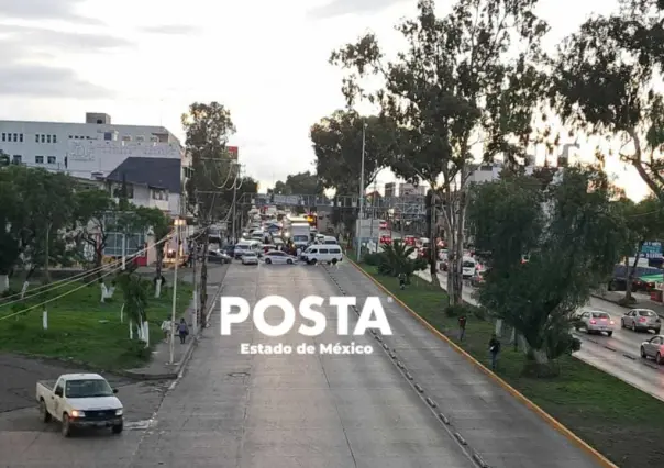 Bloqueo y caos vial en Avenida Central y laVía López Portillo (VIDEO)