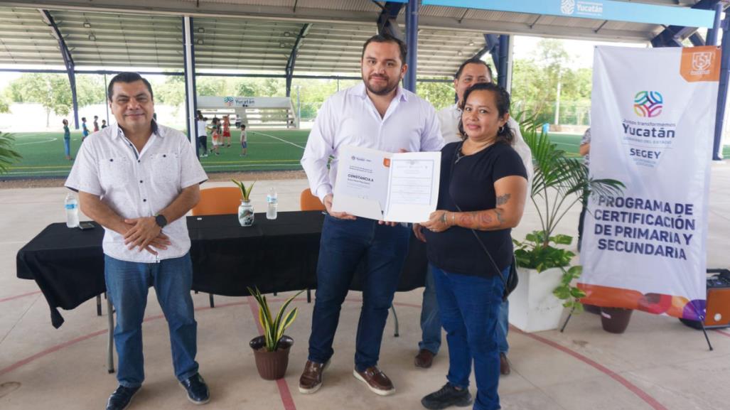 ¡Historias que inspiran! Adultos reciben certificados de Primaria y Secundaria