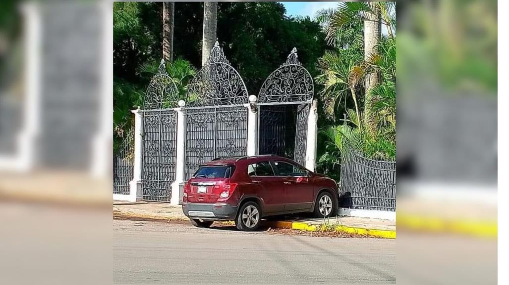 Camioneta se estrella contra reja de famosa casa en la avenida Cupules