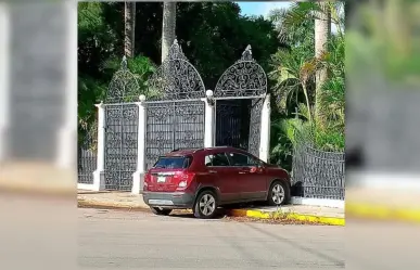 Camioneta se estrella contra reja de famosa casa en la avenida Cupules