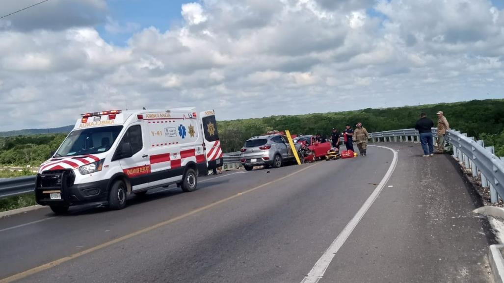 Camioneta invade carril y provoca fuerte encontronazo en la vía Mérida-Campeche