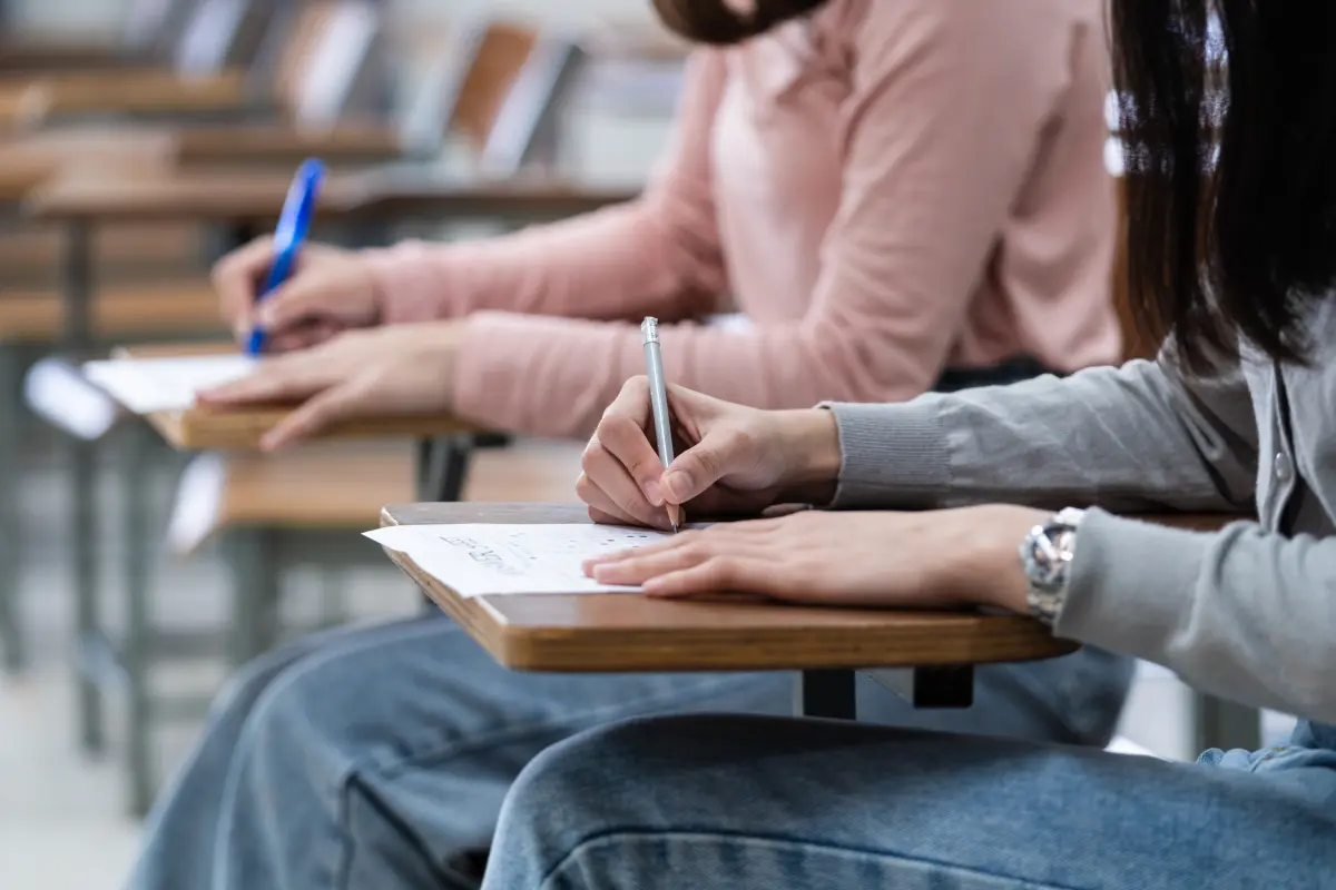 Personas realizando examen. Foto: Canva