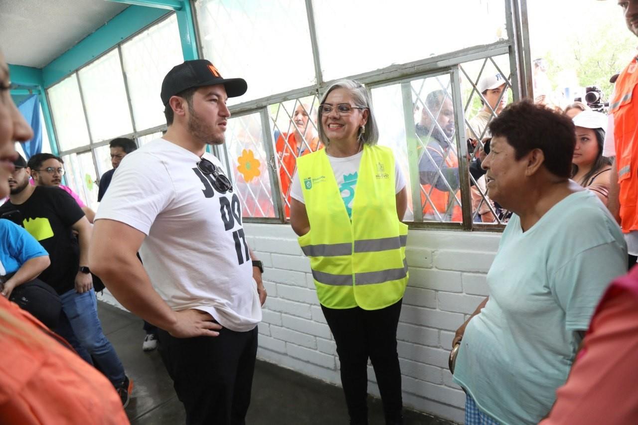 El gobernador Samuel García encabezó la limpieza de la Escuela Primaria “Profra. Leonor Reyes. Foto. Gobierno de Nuevo León