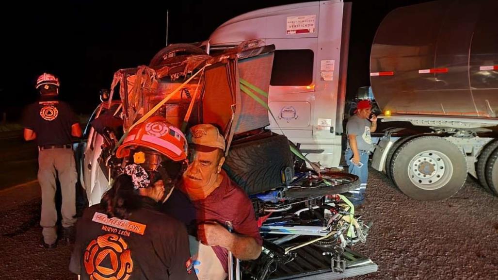 Dos camionetas chocan contra tractocamión en Santa Catarina