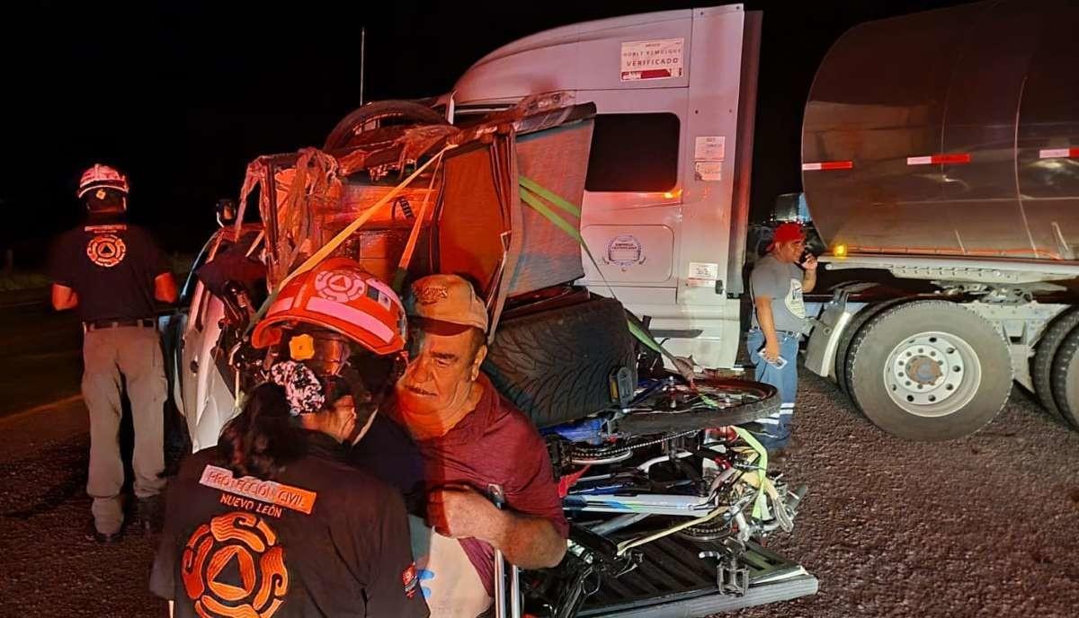 Dos camionetas con placas de Wisconsin se impactaron contra un tráiler en Santa Catarina. Foto. PCNL