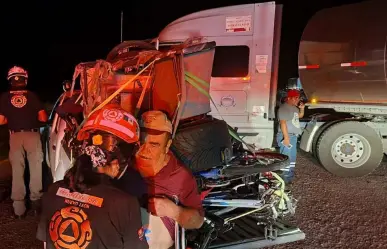 Dos camionetas chocan contra tractocamión en Santa Catarina