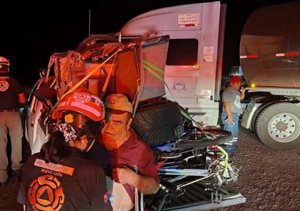 Dos camionetas chocan contra tractocamión en Santa Catarina