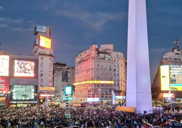 Argentinos protestan en el Obelisco contra la reelección de Nicolás Maduro