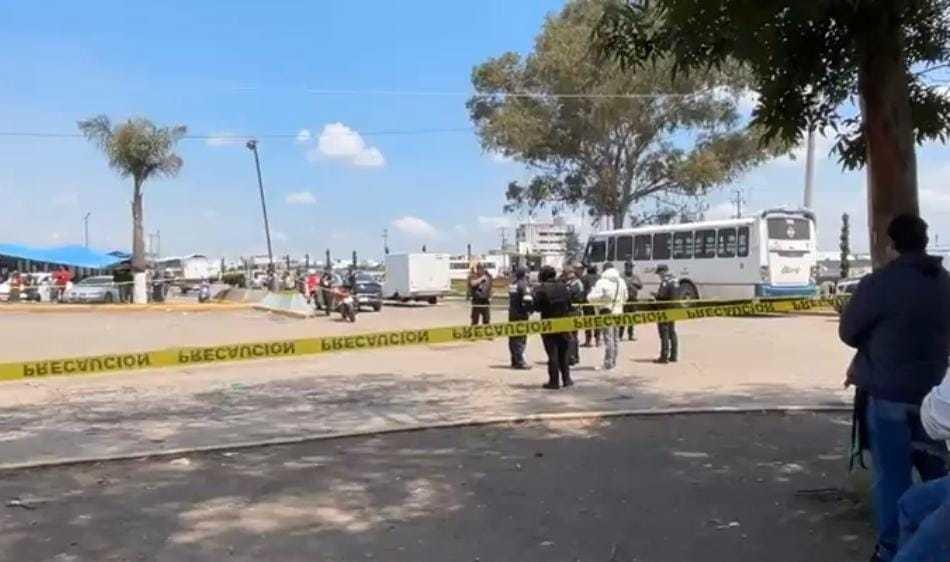 Hombre muere atropellado por autobús en la Central de Abastos de Toluca