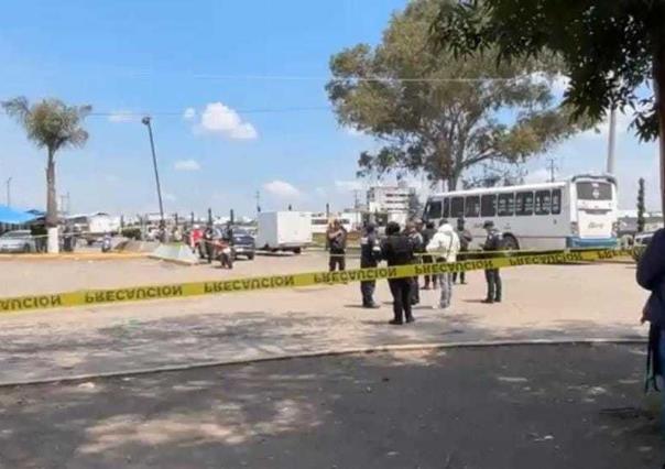 Hombre muere atropellado por autobús en la Central de Abastos de Toluca