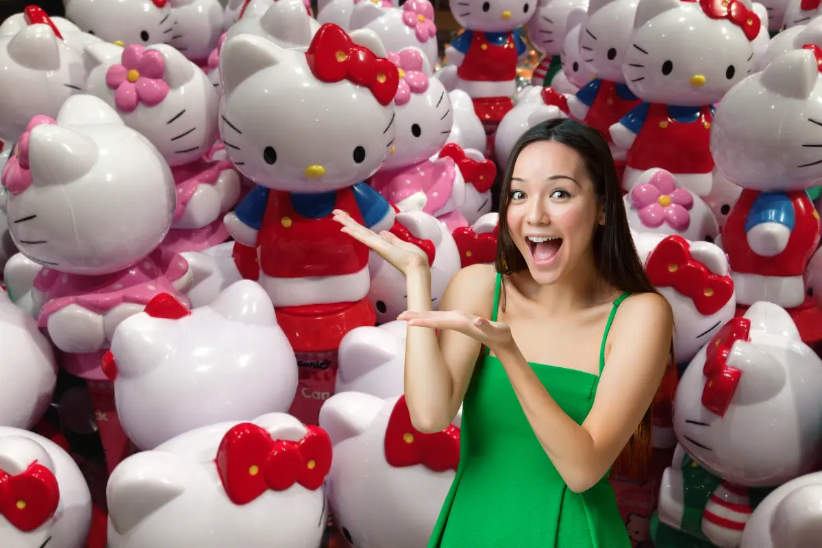 Diferentes figuras de Hello Kitty, persona sorprendida. Foto: Especial