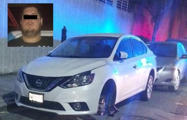 Hombre es detenido por intentar robar llanta de auto en Monterrey