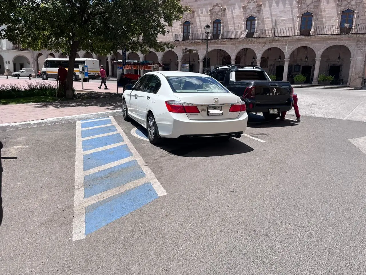 Turistas no respetaron cajones de estacionamiento para personas con discapacidad. Foto: Alejandro Ávila.