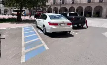 ¡A gusto! Turista extranjero ocupa cajón para personas con discapacidad