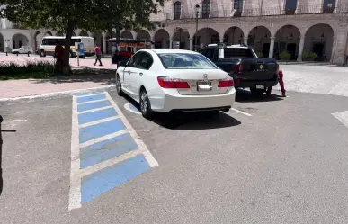 ¡A gusto! Turista extranjero ocupa cajón para personas con discapacidad