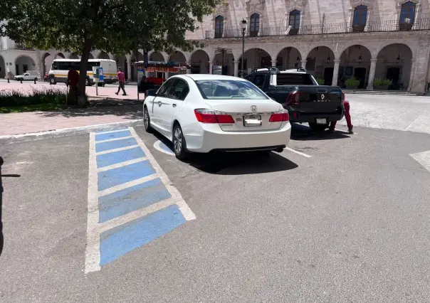 ¡A gusto! Turista extranjero ocupa cajón para personas con discapacidad