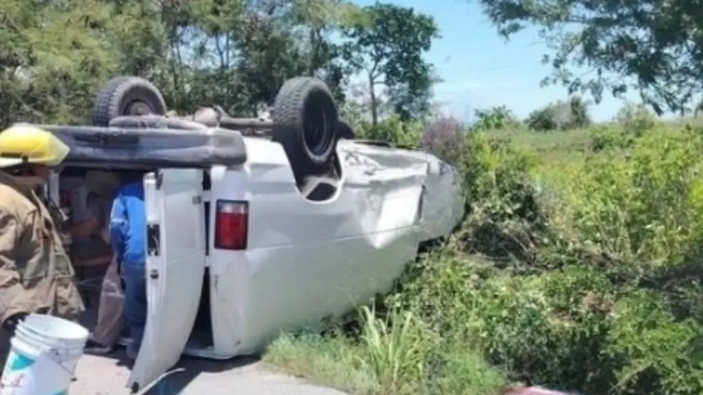 Camioneta sufre volcadura en la carretera Mérida-Progreso