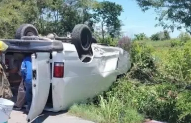 Camioneta sufre volcadura en la carretera Mérida-Progreso