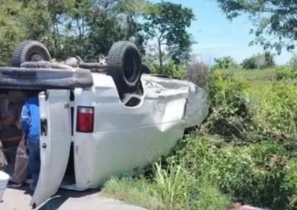 Camioneta sufre volcadura en la carretera Mérida-Progreso