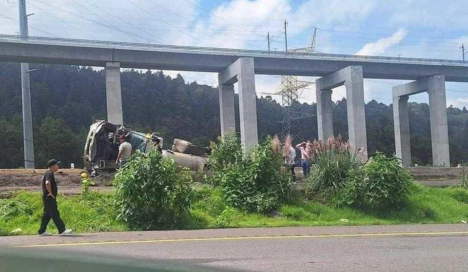 Nuevo accidente en la México-Toluca: Tráiler volcado en Ocoyoacac