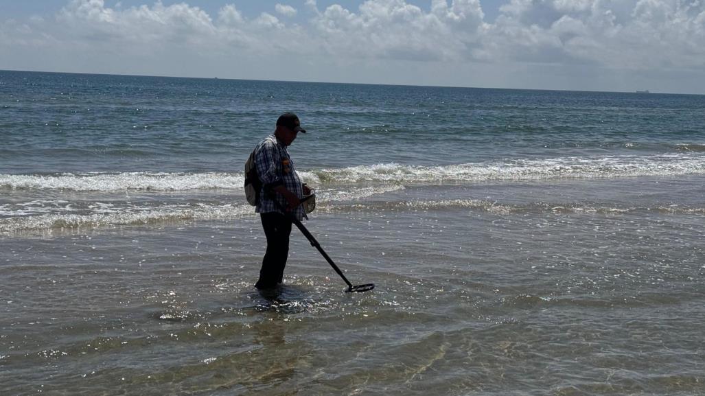 Buscan “tesoros” en Playa Miramar de Ciudad Madero