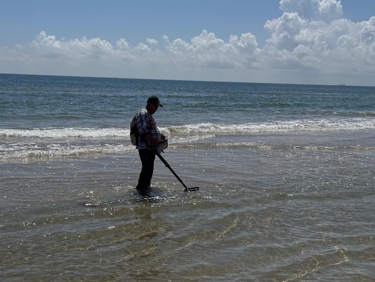 El señor Carreón continuará caminando por Playa Miramar en busca de algún “tesoro”.