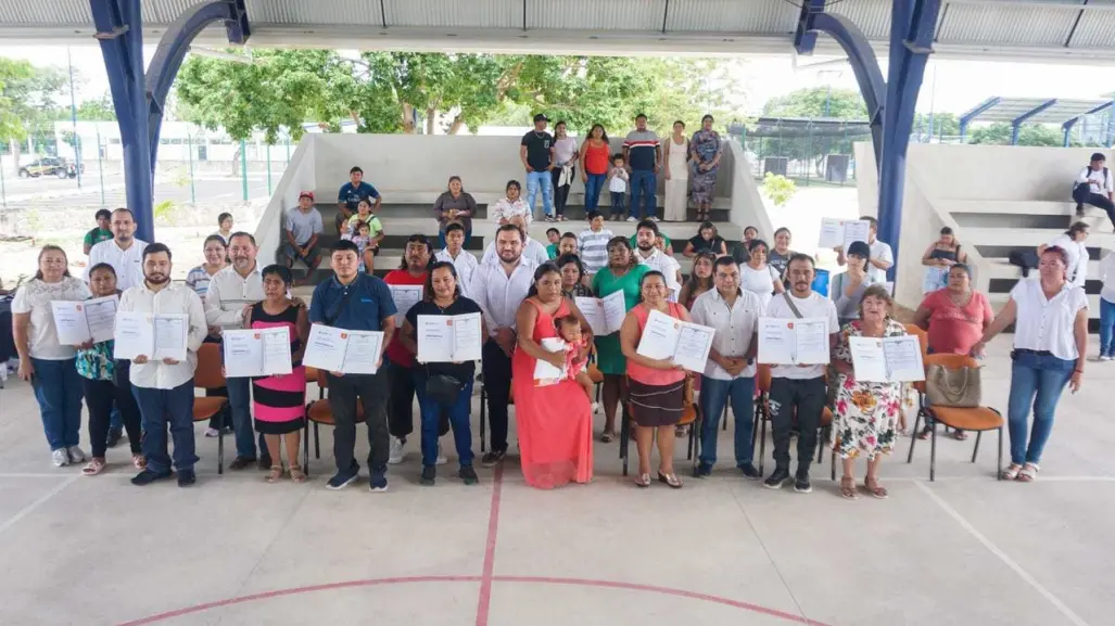 Logran superar barreras: Segey entrega de certificados educativos en Mérida