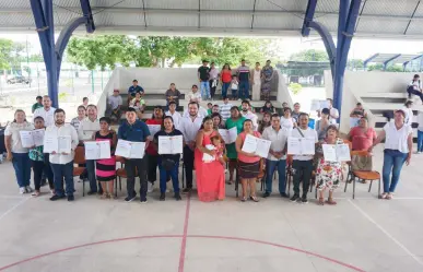 Logran superar barreras: Segey entrega de certificados educativos en Mérida