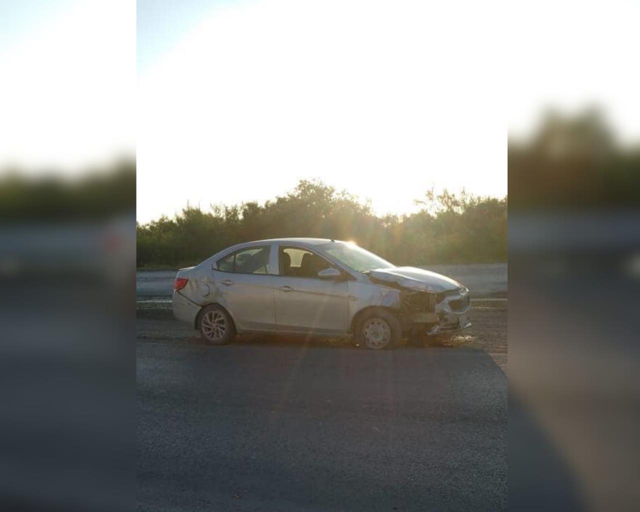 El conductor perdió el control del vehículo al intentar esquivar varios baches presentes en la zona, lo que provocó que el auto se desviara y colisionara con una vivienda cercana. Foto: Redes sociales