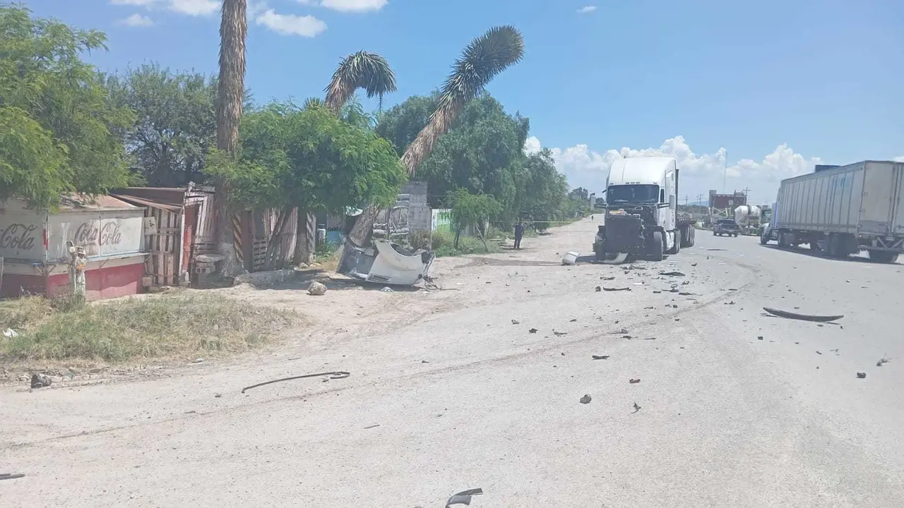 La circulación en el carril de norte a sur de la Carretera Federal 101, tramo Tula-San Luis Potosí, se encuentra cerrada debido a un accidente vial que involucró un choque entre un tractocamión y un automóvil Chevrolet Aveo. Foto: SSPT