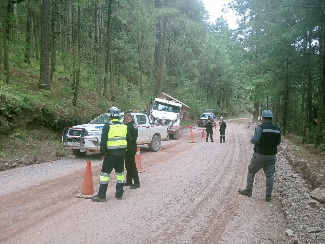 Tras querer arreglar su camión le fallan los frenos y muere en medio de la sierra. Foto: Especial.