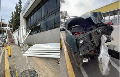 Camioneta abandonada tras chocar en Gustavo A. Madero